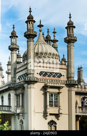 Royal Pavilion Im Brighton Palace. Zwiebelkuppel und Minarette in Schränken. Blick auf die westliche Außenarchitektur auf der Gartenseite. Copyspace. Sonnig. Stockfoto