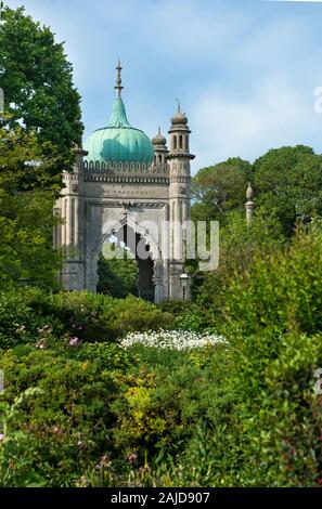 North Gate, Brighton Palace Garden Royal Pavilion Garden. East Sussex, England. Hochsommergrün. Keine Leute. Kopierbereich. Stockfoto