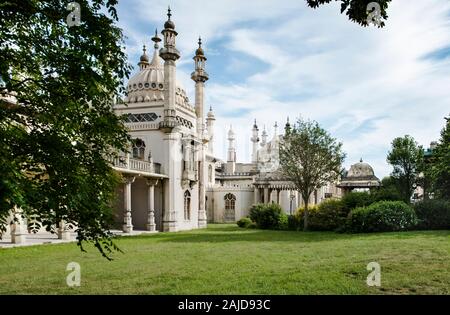 Brighton Palace Royal Pavilion und offener grüner Rasen. Sonniger Tag. Blick auf das westliche Äußere auf der Gartenseite, von Grün umrahmt. Kopierbereich. Stockfoto