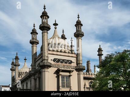 Royal Pavilion Im Brighton Palace. Bauchige Zwiebelkuppeln und Minarette. Blick auf die westliche Außenarchitektur auf der Gartenseite. Kopierbereich. Sonnig. Stockfoto