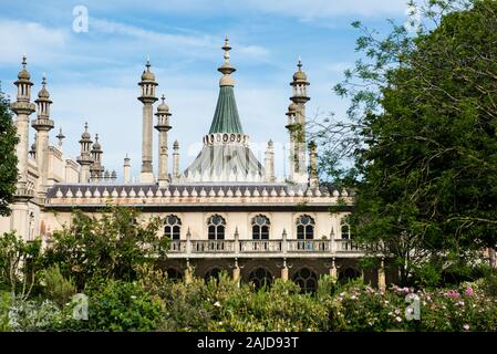 Royal Pavilion Im Brighton Palace. Dach und Minarette aus Kupfer. Rundbogenförmigen Bögen an Fenstern. Blick auf die westliche Außenansicht auf der Gartenseite. Kopierbereich. Sonnig. Stockfoto