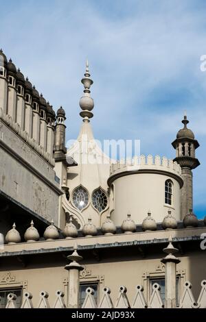 Royal Pavilion Im Brighton Palace. Turm, Zwiebelkuppeln und Minarette. Ungewöhnlicher Blick auf das architektonische Detail der westlichen Außenansicht auf der Gartenseite. Kopierbereich. Stockfoto