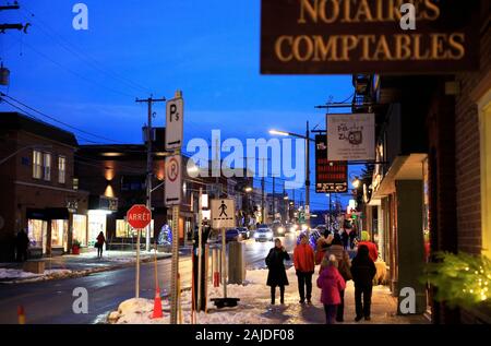 Die Nacht Blick auf die Rue Principale, die Hauptstraße der Stadt Magog.Quebec.Canada Stockfoto