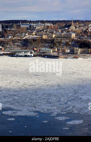 Die Ansicht von St. Lawrence River und Alten Leivs in einem Wintertag. Quebec City. Quebec Kanada Stockfoto