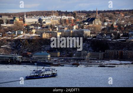 Der Blick auf eine Fähre über den Sankt-Lorenz-Strom zwischen alten Leivs und Quebec City in einem Wintertag. Quebec City. Quebec Kanada Stockfoto