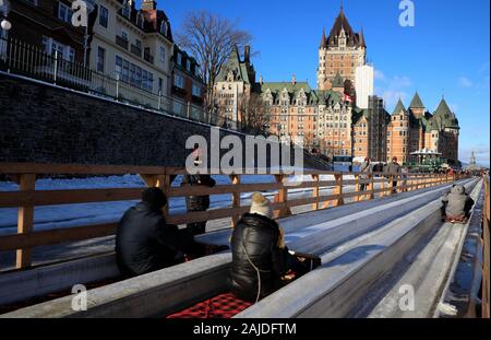 Rodelbahn auf Dufferin Terrace mit Fairmont le Chateau Frontenac Hotel im Hintergrund.Quebec City.Quebec.Canada Stockfoto