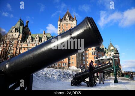 Alte Kanonen werden auf der Terrasse Dafferin mit Fairmont le Chateau Frontenac Hotel im Hintergrund ausgestellt.Quebec City.Quebec.Canada Stockfoto