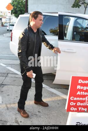 MIAMI, FL. 5. JANUAR 2005: Rocker Rod Stewart und seine Verlobte, ehemaliges Model Penny Lancaster Ankunft am Internationalen Flughafen von Miami aus Großbritannien mit Ihrem neugeborenen Baby, Alastair Wallace Stewart. Januar 08, 2006 in Miami, Florida. Menschen; Sean Stewart Credit: Stürme Media Group/Alamy leben Nachrichten Stockfoto