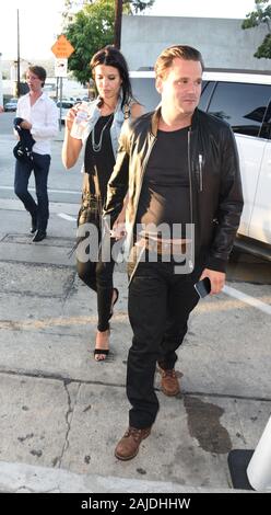 MIAMI, FL. 5. JANUAR 2005: Rocker Rod Stewart und seine Verlobte, ehemaliges Model Penny Lancaster Ankunft am Internationalen Flughafen von Miami aus Großbritannien mit Ihrem neugeborenen Baby, Alastair Wallace Stewart. Januar 08, 2006 in Miami, Florida. Menschen; Sean Stewart Credit: Stürme Media Group/Alamy leben Nachrichten Stockfoto