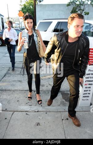MIAMI, FL. 5. JANUAR 2005: Rocker Rod Stewart und seine Verlobte, ehemaliges Model Penny Lancaster Ankunft am Internationalen Flughafen von Miami aus Großbritannien mit Ihrem neugeborenen Baby, Alastair Wallace Stewart. Januar 08, 2006 in Miami, Florida. Menschen; Sean Stewart Credit: Stürme Media Group/Alamy leben Nachrichten Stockfoto