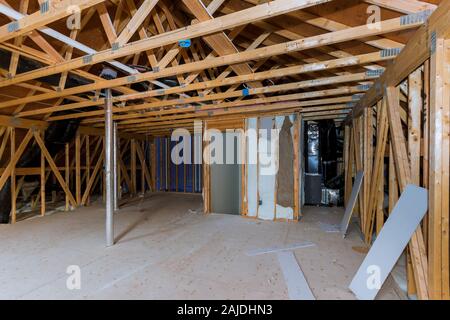 Holzbalken mit isoliert das Dachgeschoss mit Mineralwolle und Leitung Heizung Stockfoto