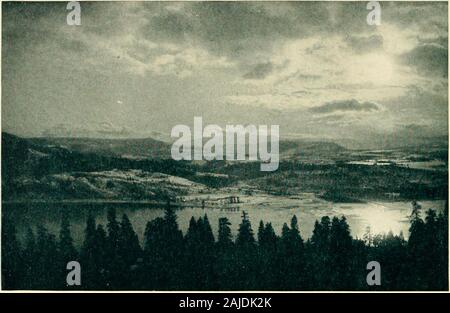 Die wächter der Columbia, Mount Hood, Mount Adams und Mount St. Helens. 44 DIE HÜTER DES COLUMBIA. Eine späte Winter am Nachmittag. Blick über den Columbia von Weißen Lachs an der Mündung des Hood River, zeigt die Hood River Tal mit Mount Hood in Wolken gehüllt. Indische war kein Geologe. Wahr, sehen wir die versunkenen Wäldern zu-Tag, bei lowwater. Aber ihre langsam verfallenden Trunks getötet wurden, vielleicht nicht viel vor einem Jahrhundert morethan, durch einen Anstieg im Fluss, die nicht durch den Sturz einer natürlichen Brücke verursacht wurde, butby ein Erdrutsch vonder Berge. Es ist eine langsame Bewegung wie andglacier ofthe Stockfoto