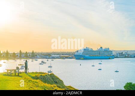 Tauranga Neuseeland - 11. Dezember 2019; Fotograf an der Seite des Mount Maunganui Uhren als Kreuzfahrtschiff verlässt den Hafen von Tauranga nach du verzögert Stockfoto