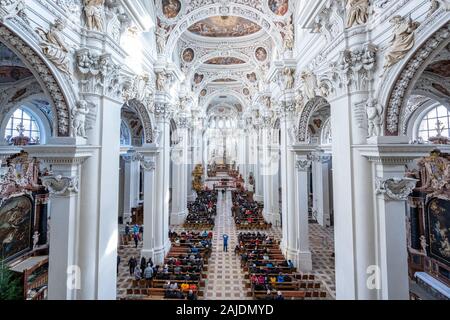 Passau, Deutschland. 11 Dez, 2019. Innenansicht der Kathedrale St. Stephan. Die Orgel der Kathedrale ist umfassend renoviert. Ein Mammutprojekt, dass rund fünf Jahre und kostet rund sechseinhalb Millionen Euro nehmen. Foto: Armin Weigel/dpa/Alamy leben Nachrichten Stockfoto