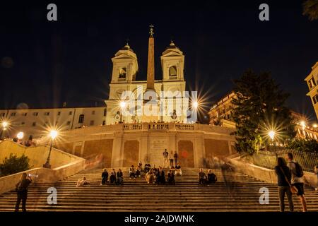 Touristen an der Spanischen Treppe Terrasse in der Nacht, Touristen und Trinita dei Monti Kirche, Rom, Italien Stockfoto
