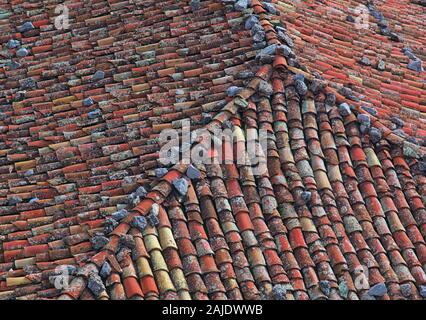 Traditional village tiled roof. Textured colorful close up rustic architectural  detail. Stockfoto