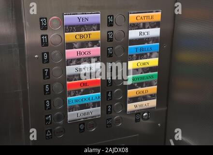 Chicago, IL, USA. Aug 2018. Eine interessante Lift control panel mit Börse Commodities, die für jedes Gebäude. Stockfoto