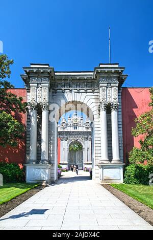 Istanbul/Türkei - 25. Mai 2010: Dolmabahçe-Palast imposanter Eingang unter tief blauen Himmel. Touristen Sightseeing, einem sonnigen Tag. Stockfoto