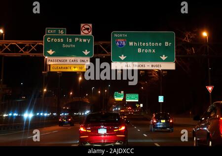 New York City, NY, USA. Dez 2019. Beleuchtete Whitestone Bridge Bronx und Verkehr Beschränkung Zeichen in der Nacht vor der Überquerung. Stockfoto