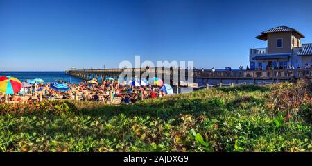 Voll Sand von Deerfield Beach in der Nähe der Pier mit nicht erkennbare Gesichter in Deerfield, Florida Stockfoto