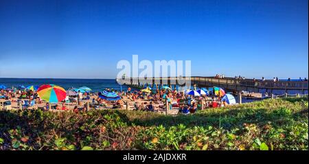 Voll Sand von Deerfield Beach in der Nähe der Pier mit nicht erkennbare Gesichter in Deerfield, Florida Stockfoto