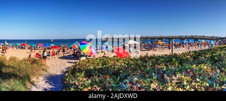 Voll Sand von Deerfield Beach in der Nähe der Pier mit nicht erkennbare Gesichter in Deerfield, Florida Stockfoto
