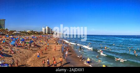 Voll Sand von Deerfield Beach in der Nähe der Pier mit nicht erkennbare Gesichter in Deerfield, Florida Stockfoto