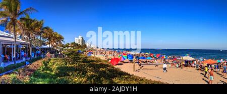 Voll Sand von Deerfield Beach in der Nähe der Pier mit nicht erkennbare Gesichter in Deerfield, Florida Stockfoto
