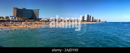 Skyline von überfüllten Sandstrand von Deerfield Beach in der Nähe der Pier mit nicht erkennbare Gesichter in Deerfield, Florida Stockfoto