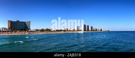 Skyline von überfüllten Sandstrand von Deerfield Beach in der Nähe der Pier mit nicht erkennbare Gesichter in Deerfield, Florida Stockfoto