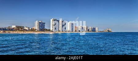 Skyline von überfüllten Sandstrand von Deerfield Beach in der Nähe der Pier mit nicht erkennbare Gesichter in Deerfield, Florida Stockfoto