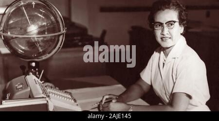 Katherine Johnson, NASA Forschung Mathematiker, an ihrem Schreibtisch bei der NASA Langley Research Center mit einer Kugel, oder "himmlischen Training Device", 1962. Stockfoto