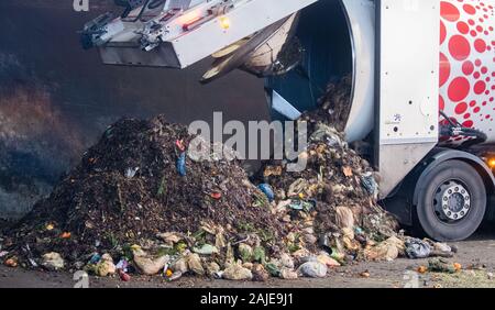 Hannover, Deutschland. 03 Jan, 2020. Ein müllauto von aha Zweckverband Abfallwirtschaft Region Hannover entlädt organische Abfälle in einer Halle in Lahe Deponie. Niedersachsen ist führend in Deutschland in der Sammlung der organischen Abfälle. Im Jahr 2017 legen, jeder Einwohner durchschnittlich 166 Kilogramm Bioabfälle in die Mülltonne getrennt vom Rest der Hausmüll. Allgemein war es nur 125 Kilogramm. Credit: Julian Stratenschulte/dpa/Alamy leben Nachrichten Stockfoto