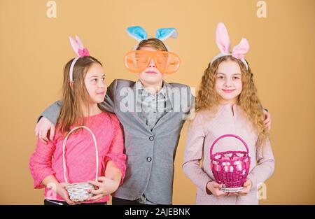 Kinder mit Körbchen bereit Jagd für Ostereier. Ostern Aktivität und Spaß. Freunde Zusammen Spass haben am Ostersonntag. Bereit für Eier Jagd. Gruppe Kinder Hasenohren Zubehör feiern Ostern. Stockfoto