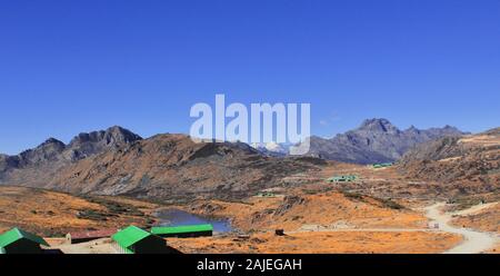 Malerische landschaft im himalaya und schneebedeckter Berg gori chen in der Nähe von Bum la Pass, tawang in arunachal pradesh in indien Stockfoto