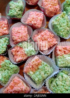 Rot und Grün rice crispy Bars sind eine schnelle, kid Favoriten, und mit den Marshmallow getönt, mit Lebensmittelfarbe, macht es diese süßen und zäh behandelt Ex Stockfoto