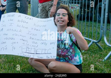 Miami, USA. 03 Jan, 2020. Demonstrant außerhalb als Präsident Donald Trump an der Evangelikalen für Trumpf Koalition Start auf der King James Internationale Ministerium spricht am 3. Januar 2020 in Miami, Florida. Credit: Foto Access/Alamy leben Nachrichten Stockfoto