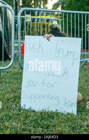 Miami, USA. 03 Jan, 2020. Demonstrant außerhalb als Präsident Donald Trump an der Evangelikalen für Trumpf Koalition Start auf der King James Internationale Ministerium spricht am 3. Januar 2020 in Miami, Florida. Credit: Foto Access/Alamy leben Nachrichten Stockfoto