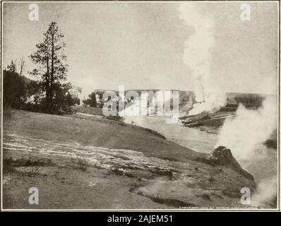 Der Yellowstone National Park, Historische und anschaulich, mit Karten, Ansichten und Porträts dargestellt. Doane wieder: Regenbögen Spiel um die enorme Brunnen, thewaters, die über das Becken in den Duschen der bril fallen - liants, und dann dämpfen die Piste theliver Rush. Die einheitliche Periodizität Dieser geysir ist die Won-derful und nützliche Eigenschaft. Es fällt nie thetourist. Mit einem durchschnittlichen Abstand von 65 Minuten, es ändert aber wenig oder so. Die Kombination aus Bedingungen, durch die die Lieferung von Wärme und Wasser, und theform der Roehre, sind so perfekt t angepasst Stockfoto