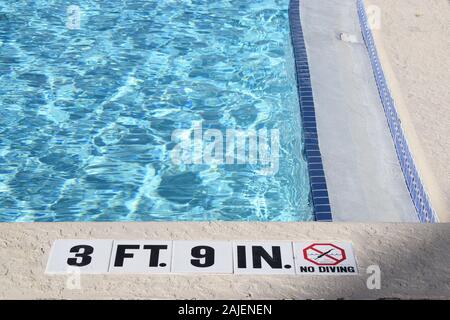 Die flachen Ende einer konkreten Swimmingpool mit einem 'Tauchen'-Schild. Stockfoto
