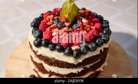 Kuchen mit frischen Erdbeeren und Blaubeeren auf dem Tisch eingerichtet. Close Up. Stockfoto