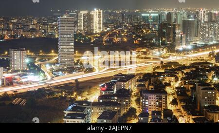 Nacht über der Innenstadt mit den Lichtern der Stadt. Antenne Panoramablick auf Istanbul Stadtbild in der Türkei, Langzeitbelichtung Stockfoto