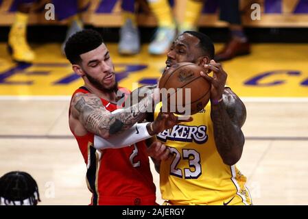 Los Angeles, Kalifornien, USA. 3 Jan, 2020. Los Angeles Lakers' LeBron James (23) ist von New Orleans Pelikane" lonzo Kugel (2) Während eines NBA Basketball Spiel zwischen den Los Angeles Lakers und New Orleans Pelikane, Freitag, Januar 3, 2020, in Los Angeles verschmutzt ist. Credit: Ringo Chiu/ZUMA Draht/Alamy leben Nachrichten Stockfoto