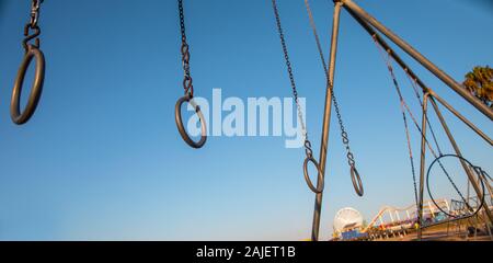 Reisen Ringe für die Übung am Muscle Beach Jungle Gym in Santa Monica, Kalifornien am frühen Morgen, Los Angeles Stockfoto