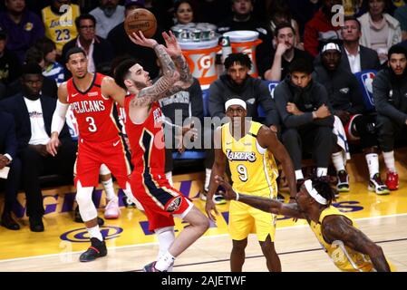 Los Angeles, Kalifornien, USA. 3 Jan, 2020. New Orleans Pelikane" lonzo Kugel (2) schießt während eines NBA Basketball Spiel zwischen den Los Angeles Lakers und New Orleans Pelikane, Freitag, Januar 3, 2020, in Los Angeles. Credit: Ringo Chiu/ZUMA Draht/Alamy leben Nachrichten Stockfoto