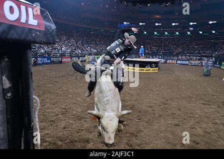 Madison Square Garden, New York, USA. 3. Jan 2020. Professional Bull rider Fabiano Vieira Fahrten" JC Gangster" während der ersten Runde der "PBR Unleash The Beast Monster Energy Buckoff" im Madison Square Garden in New York, NY, 3. Januar 2020. (Foto von Anthony Behar/Sipa USA) Credit: Sipa USA/Alamy leben Nachrichten Stockfoto