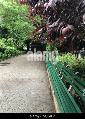 Parkbänke im Stuyvesant Square Park in Manhattan, New York City. Stockfoto