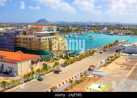 Blick auf den Hafen auf Aruba suchen von einem Kreuzfahrtschiff nach unten über die Stadt und die Boote. Niederländische Provinz namens Oranjestad, Aruba - schönen Karibischen Stockfoto