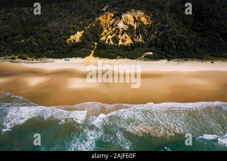 Die Pinnacles sind eine Besonderheit am siebzig Five Mile Beach von Fraser Island. Stockfoto