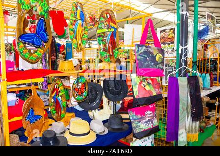 Puerto Limon, Costa Rica - Dezember 8, 2019: Ethnische Souvenirs, Baseball Caps, Taschen mit verschiedenen Muster hängen in Street Market Stockfoto